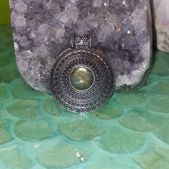 Flash Labradorite Silver Pendant - Picture 3 of 4